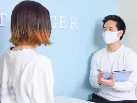トレーナーとトレーニングメニューや目標のレクチャーを受けている様子