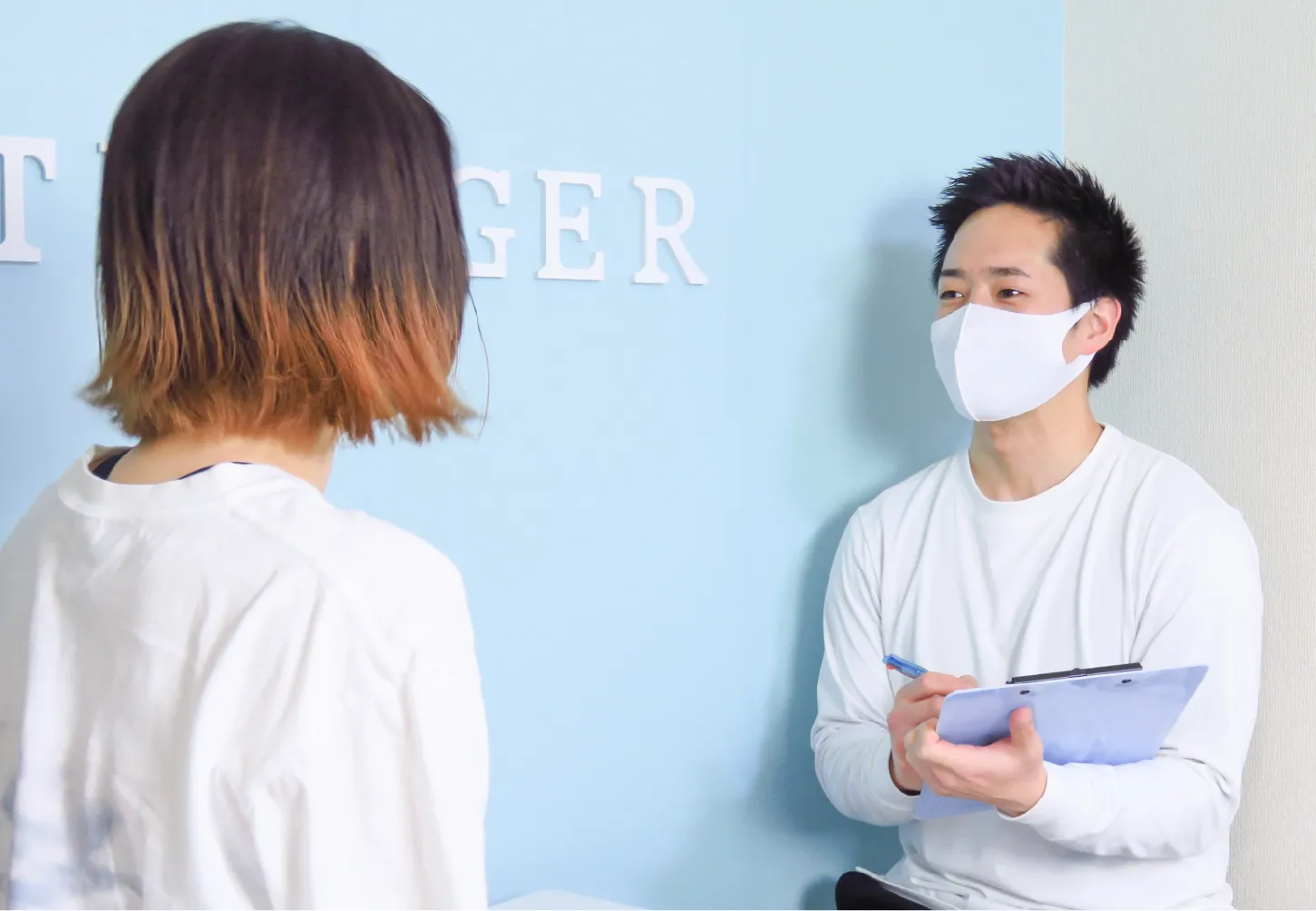 トレーナーと話している様子